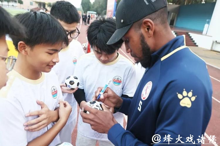 一颗足球,架起“友谊桥” 一颗足球,架起“友谊桥”