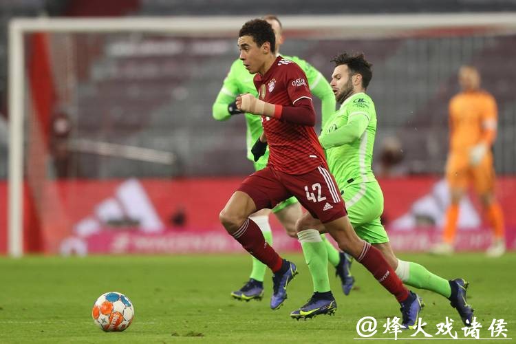 德甲-莱万穆勒破门屈桑斯世界波 拜仁4-0胜狼堡 德甲-莱万穆勒破门屈桑斯世界波 拜仁4-0胜狼堡